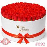 Caja redonda blanca con 80 rosas rojas frescas, un detalle floral elegante y romántico ideal para enviar a domicilio en Guadalajara y zona metropolitana.