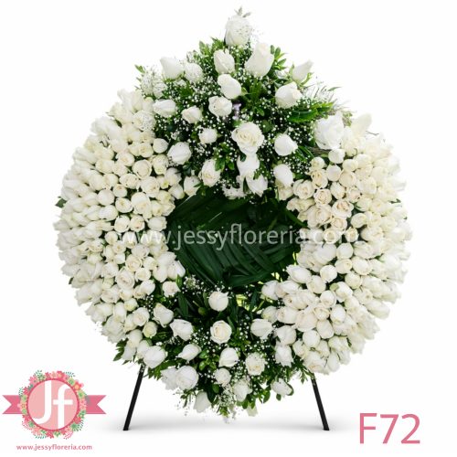 Corona fúnebre con 250 rosas blancas en tripié para envío e instalación en funerales y homenajes en Guadalajara, Zapopan y zona metropolitana.