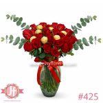 Florero con 30 rosas rojas y 8 chocolates Ferrero para envío de flores y regalos a domicilio en Guadalajara, Zapopan y zona metropolitana.