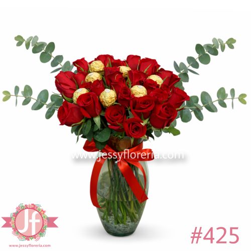 Florero con 30 rosas rojas y 8 chocolates Ferrero para envío de flores y regalos a domicilio en Guadalajara, Zapopan y zona metropolitana.