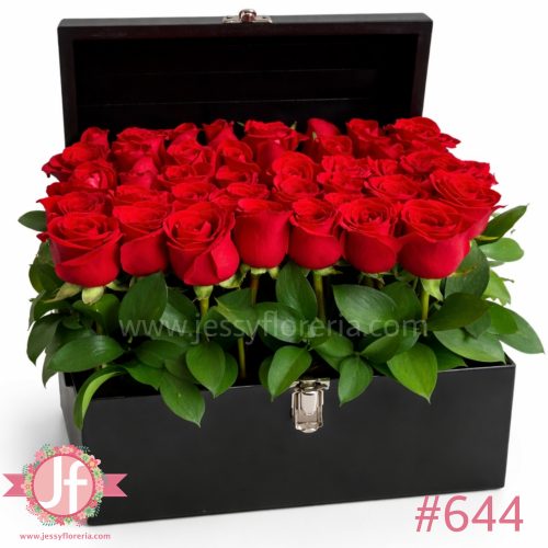 Cofre negro con 40 rosas rojas frescas, un detalle floral romántico ideal para enviar a domicilio en Guadalajara y zona metropolitana.