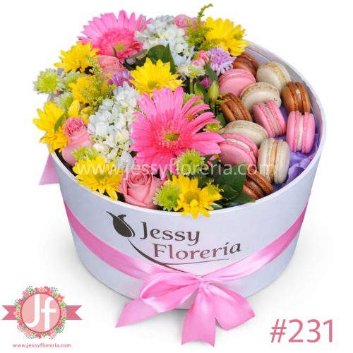Caja con gerberas frescas y macarrones para envío de flores y dulces a domicilio en Guadalajara, Zapopan y zona metropolitana.