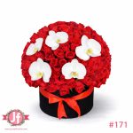 Caja con 100 rosas rojas y orquídeas blancas frescas para envío de flores a domicilio en Guadalajara, Zapopan, Tlaquepaque y Tonalá.