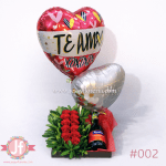 Caja con 12 rosas rojas, botella Lambrusco y globos para envío de flores y regalos a domicilio en Guadalajara, Zapopan y zona metropolitana.