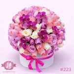 Caja circular con 100 rosas rositas, blancas y orquídeas frescas para envío de flores a domicilio en Guadalajara, Zapopan, Tlaquepaque y Tonalá.