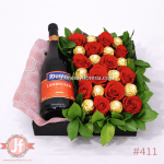 Caja con rosas frescas, chocolates Ferrero y vino Lambrusco para envío de flores y regalos a domicilio en Guadalajara, Zapopan y zona metropolitana.