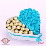 Corazón floral con 25 rosas azules y 20 chocolates Ferreros para envío de flores y dulces a domicilio en Guadalajara, Zapopan, Tlaquepaque y Tonalá.