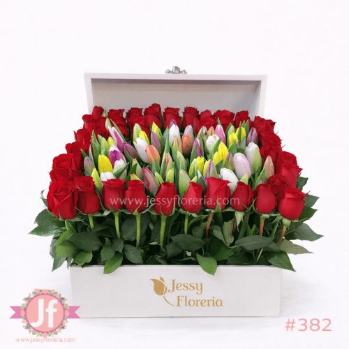 Cofre con 60 tulipanes de colores y rosas rojas para envío de flores a domicilio en Guadalajara, Zapopan y zona metropolitana.