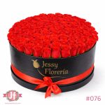 Caja redonda negra con 120 rosas frescas para envío de flores a domicilio en Guadalajara, Zapopan, Tlaquepaque y Tonalá.