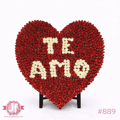 Corazón gigante con 800 rosas rojas y mensaje Te Amo para envío de flores a domicilio en Guadalajara, Zapopan y zona metropolitana.
