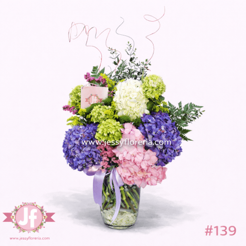 Florero con hortensias de colores en florero de vidrio para envío de flores a domicilio en Guadalajara, Zapopan y zona metropolitana.