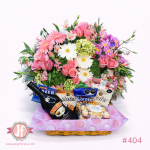 Canasta con botana, chocolates Ferrero, botella de Baileys y flores frescas para envío de regalos a domicilio en Guadalajara, Zapopan, Tlaquepaque y Tonalá.