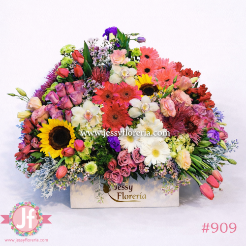 Caja rectangular vintage con flores surtidas para envío de flores a domicilio en Guadalajara, Zapopan y zona metropolitana.