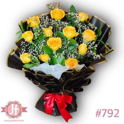 12 Rosas amarillas y follaje empapelado