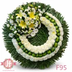 Corona funeraria grande con rosas blancas frescas para envío e instalación en funerales y ceremonias en Guadalajara, Zapopan y zona metropolitana.