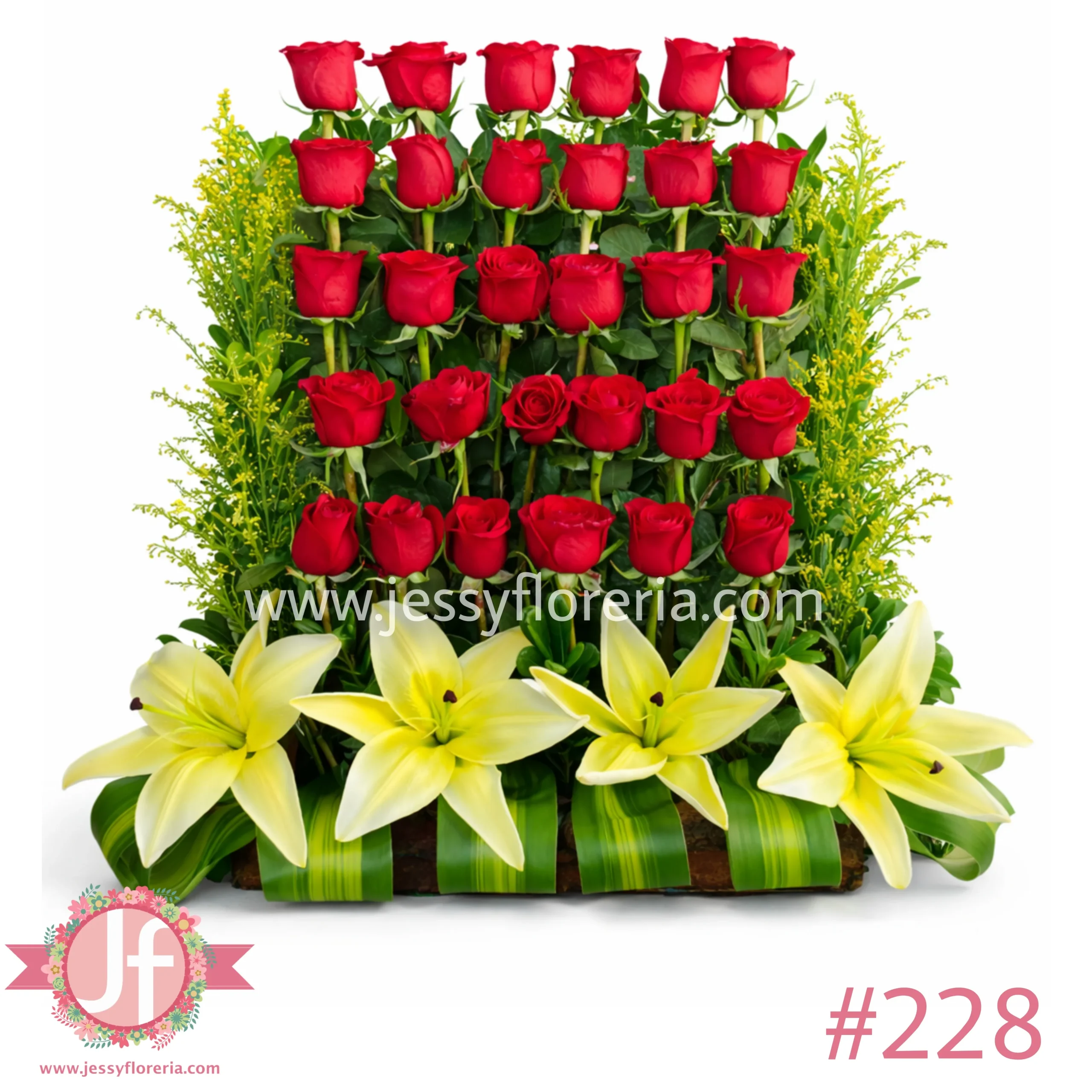 Arreglo de 30 rosas rojas escalonadas en jardinera de madera para envío de flores a domicilio en Guadalajara.