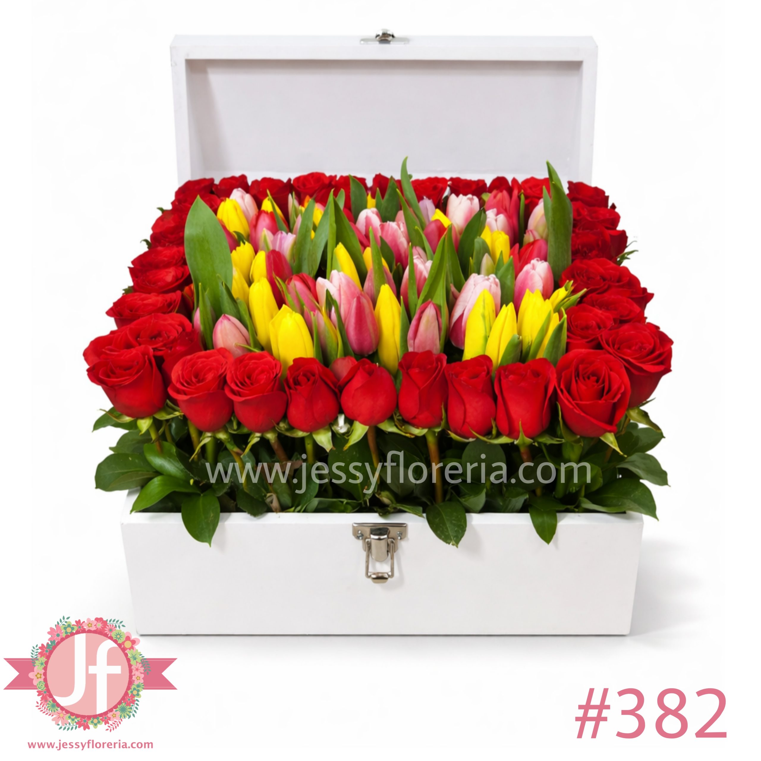 Cofre con 60 tulipanes de colores y rosas rojas para envío de flores a domicilio en Guadalajara, Zapopan y zona metropolitana.