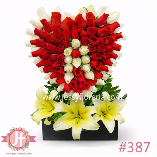 Corazón de rosas rojas con letra blanca personalizada para envío de flores a domicilio en Guadalajara, Zapopan y zona metropolitana.