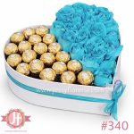 Corazón floral con 25 rosas azules y 20 chocolates Ferreros para envío de flores y dulces a domicilio en Guadalajara, Zapopan, Tlaquepaque y Tonalá.