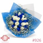 bouquet 24 rosas azules y blancas con gypsophilia arreglo floral en Guadalajara