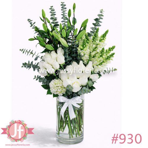 florero blanco con rosas perritos y lilis arreglo floral en Guadalajara