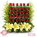 Arreglo de 30 rosas rojas escalonadas en jardinera de madera para envío de flores a domicilio en Guadalajara.