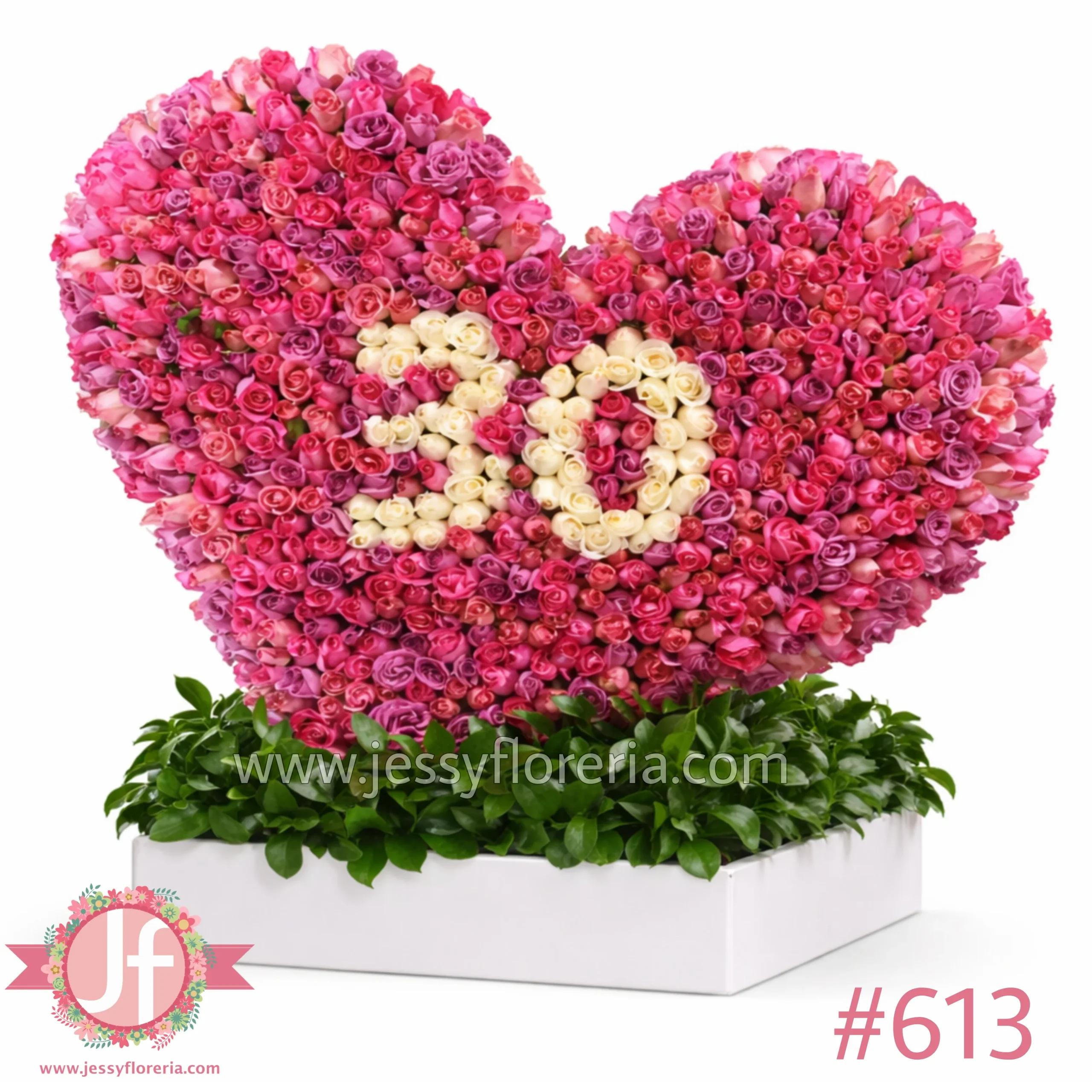 corazon de 600 rosas en tonos rosas con numero arreglo floral en Guadalajara