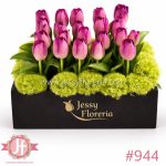 caja con 20 tulipanes y green arreglo floral en Guadalajara