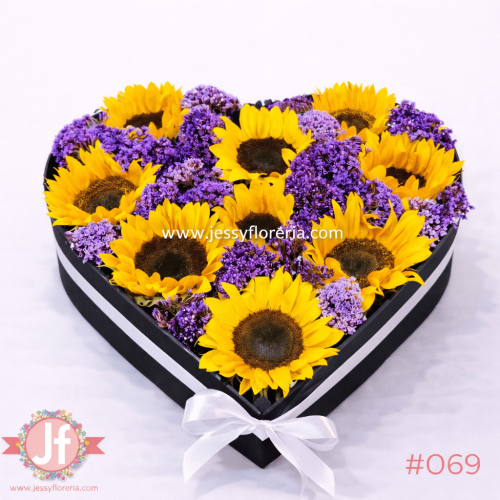 Caja de corazón con girasoles y sifón