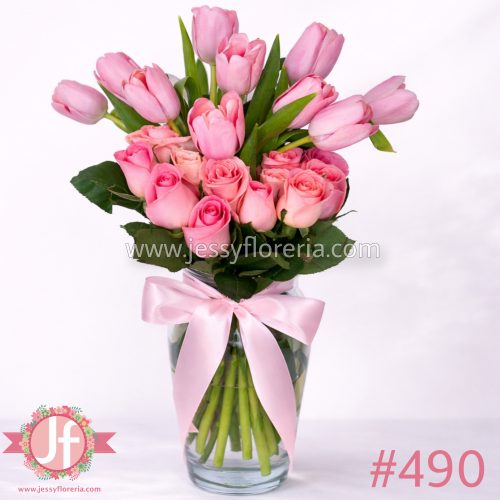 florero con 20 tulipanes y 12 rosas rosas arreglo floral en Guadalajara