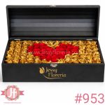 cofre negro rosas doradas con corazon rojo arreglo floral Guadalajara